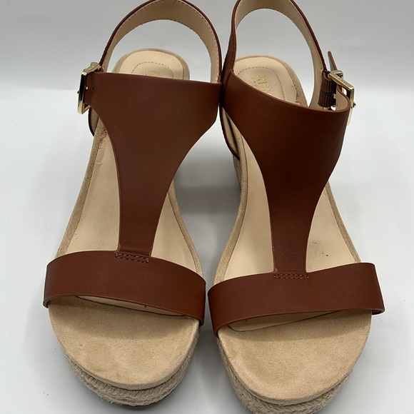 Kenneth Cole REACTION Women's T-Strap Wedge Sandal, Tan - Picture 3 of 8